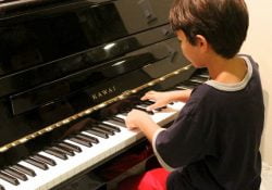 Read more about the article ¿Quieres estimular la inteligencia de tu hijo? Entonces, quítale el Ipad y pásale un instrumento musical