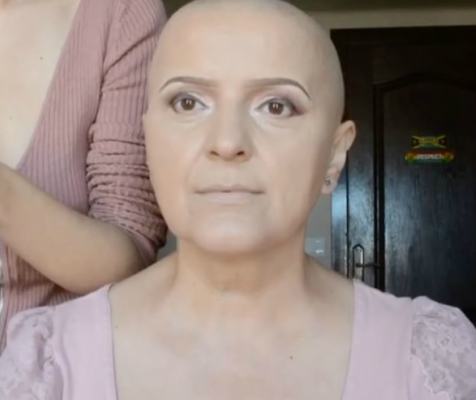 You are currently viewing Youtuber sorprende con tutorial de maquillaje a su madre tras quimioterapia