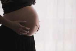 Read more about the article ¿Cómo debemos cuidar la piel durante el embarazo?