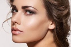 Read more about the article Maquillaje para piel grasa: las claves para que dure por horas