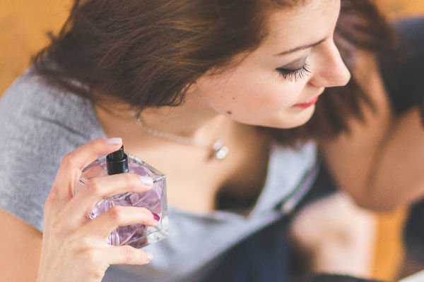 Read more about the article Perfumes de primavera perfectos para usar en la oficina