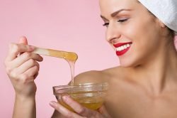 Read more about the article 5 dulces formas de incluir la miel en tu rutina de belleza