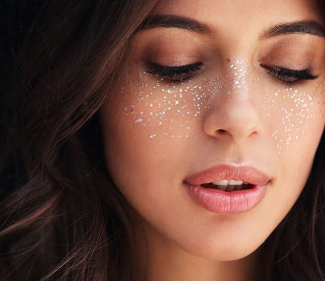 Pecas de oro y plata: el boom de maquillaje que atrae todas las miradas  :Mujer y Punto