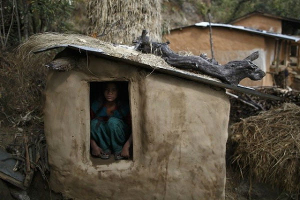 Read more about the article Joven muere en Nepal luego de ser aislada por estar menstruando