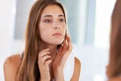 Read more about the article Esta es la forma más segura de sacar una espinilla, según los dermatólogos