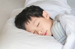 Read more about the article ¿A qué hora deberían dormir los niños (según su edad) para ir al colegio?