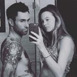 Behati Prinsloo compartió íntima fotografía de Adam Levine y su hija desnudos