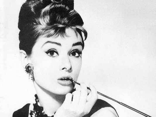 You are currently viewing 10 frases inspiradoras de Audrey Hepburn que siempre debemos tener presente