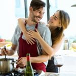 Cocinar con tu pareja es una gran forma de disfrutar juntos