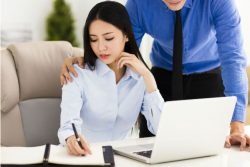 Read more about the article Cómo identificar el acoso laboral y sexual dentro del trabajo