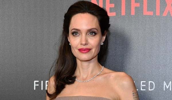 You are currently viewing Angelina Jolie sorprende con profundo mensaje para todas las mujeres