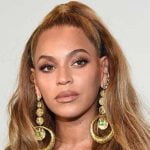 Beyoncé impone tendencia al usar excéntricos zapatos con rejillas