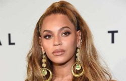 Read more about the article Beyoncé impone tendencia al usar excéntricos zapatos con rejillas