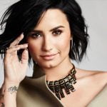 Demi Lovato llama la atención con su vestimenta y polémica presentación en el Jingle Ball