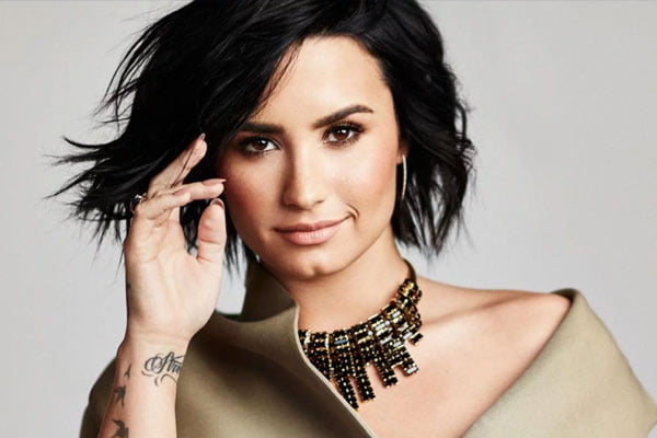 Read more about the article Demi Lovato llama la atención con su vestimenta y polémica presentación en el Jingle Ball
