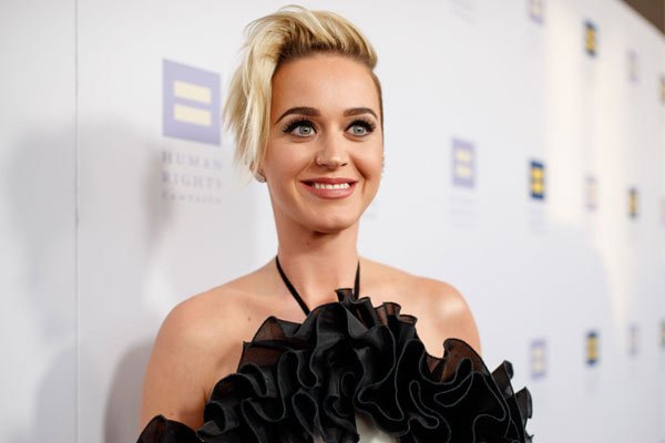 You are currently viewing Katy Perry del brazo de un chico misterioso en su visita a Dinamarca