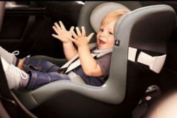 Read more about the article Tips para que tus niños viajen seguros en el auto
