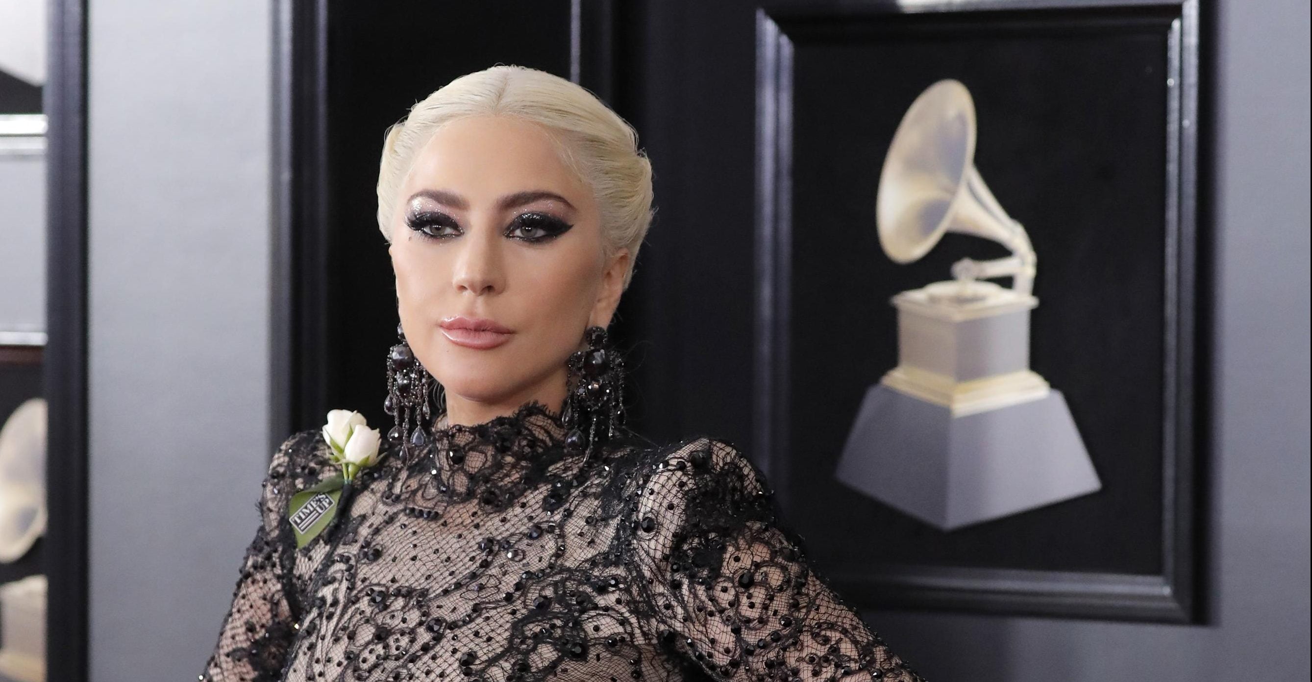 You are currently viewing El elegante look que convirtió a Lady Gaga en la mejor vestida de los Grammy 2018