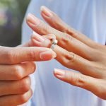 Cómo evitar las manchas verdes ocasionadas por los anillos y la joyería