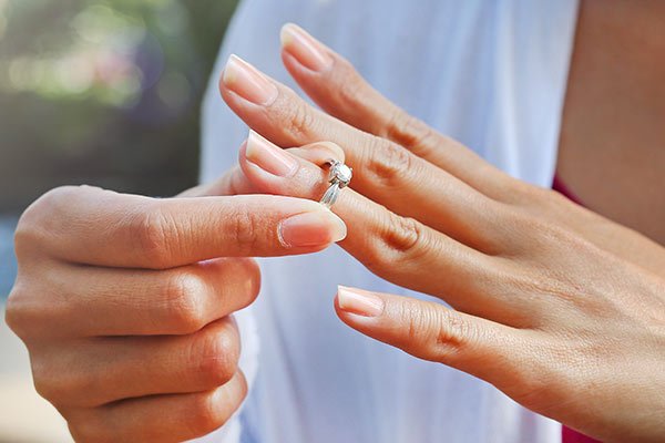 Read more about the article Cómo evitar las manchas verdes ocasionadas por los anillos y la joyería