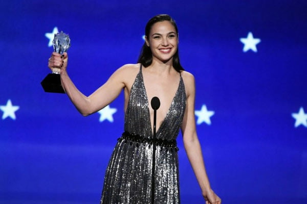 Read more about the article Gal Gadot ofrece un poderoso discurso feminista en 2018 Critics Choice Awards