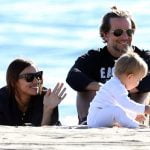 Hija de Irina Shayk y Bradley Cooper derrite corazones en las playas de Los Ángeles