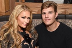 Read more about the article Paris Hilton comienza el año comprometiéndose con su novio Chris Zylka