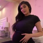 Kylie Jenner sale por primera vez desde que dio a luz a su primera hija