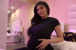 Read more about the article Kylie Jenner sale por primera vez desde que dio a luz a su primera hija