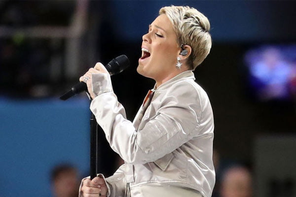 Read more about the article Pink recibe críticas por su actuación en el himno nacional del Super Bowl 2018