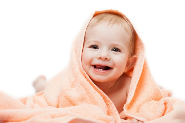 Read more about the article ¿Qué hacer cuando le comienzan a salir los dientes a tu bebé?