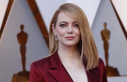 Read more about the article El diferente look con el que Emma Stone protestó por la desigualdad de género en los Oscar 2018