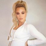 Klhoe Kardashian responde a las críticas por tocar su panza de embarazada