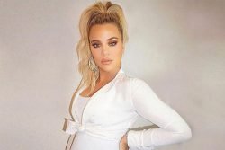 Read more about the article Klhoe Kardashian responde a las críticas por tocar su panza de embarazada