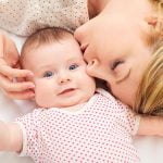 Un bebé necesita dormir con su madre hasta los 3 años, según expertos
