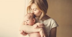 Read more about the article ¿Por qué a las mamás les encanta el olor de su bebé?