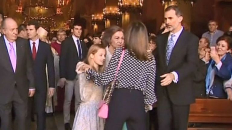 Read more about the article El inesperado momento de tensión entre la reina Letizia y su suegra Sofía en misa de Pascua