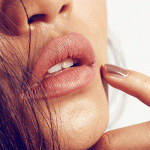 ¿Sufres de labios resecos y agrietados? Esto es lo que debes hacer