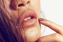 Read more about the article ¿Sufres de labios resecos y agrietados? Esto es lo que debes hacer