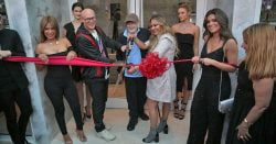 Read more about the article Phil Collins y su esposa inauguran joyería en Miami