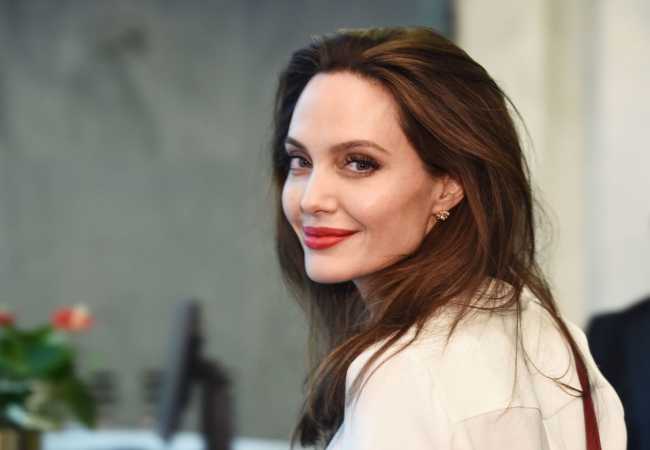 Read more about the article Angelina Jolie reaparece radiante en importante evento de Londres