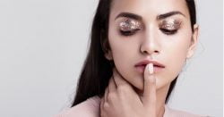 Read more about the article Diversas formas de incluir el glitter en tu maquillaje