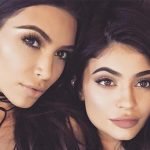 Kylie Jenner y Kim Kardashians salen vestidas igual y parecen gemelas