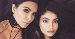 Read more about the article Kylie Jenner y Kim Kardashians salen vestidas igual y parecen gemelas