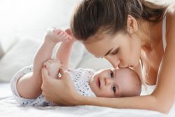Read more about the article ¿Cómo limpiar a tu bebé antes de que se le caiga el cordón umbilical?