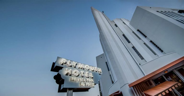 Read more about the article The Plymouth hotel: Una joya del Art Decó en Miami Beach