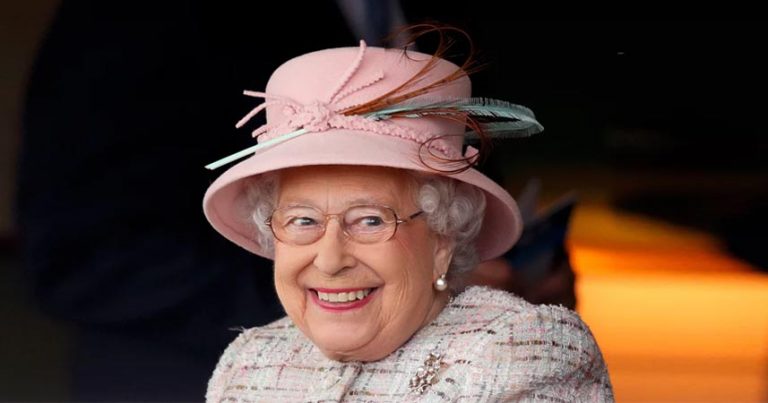 Read more about the article La Reina Elizabeth II convertida en hilarante meme por esta antigua foto