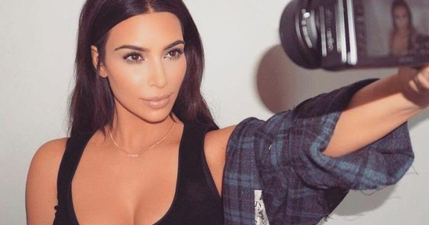 You are currently viewing Kim Kardashian ya no puede tomarse selfies, según órdenes de su médico