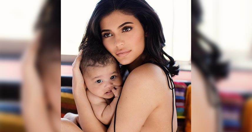 You are currently viewing Esto es lo que la bebé de Kylie hace mientras la maquillan para una sesión de fotos