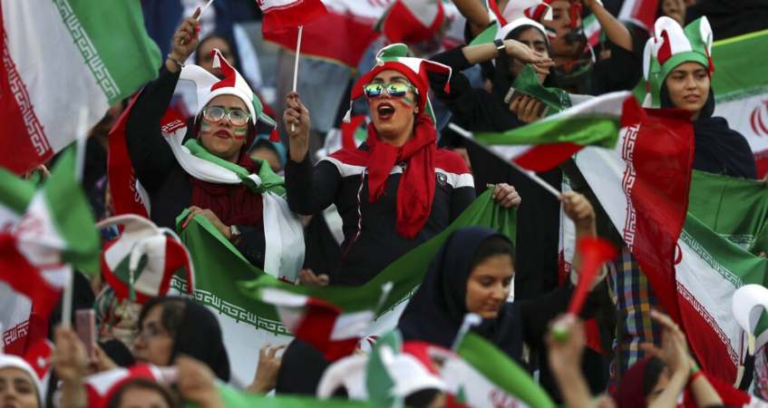 Read more about the article Mujeres iraníes asisten, por primera vez en 40 años, a un partido de fútbol